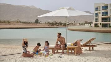 Playa privada, camas de playa, sillas reclinables de playa