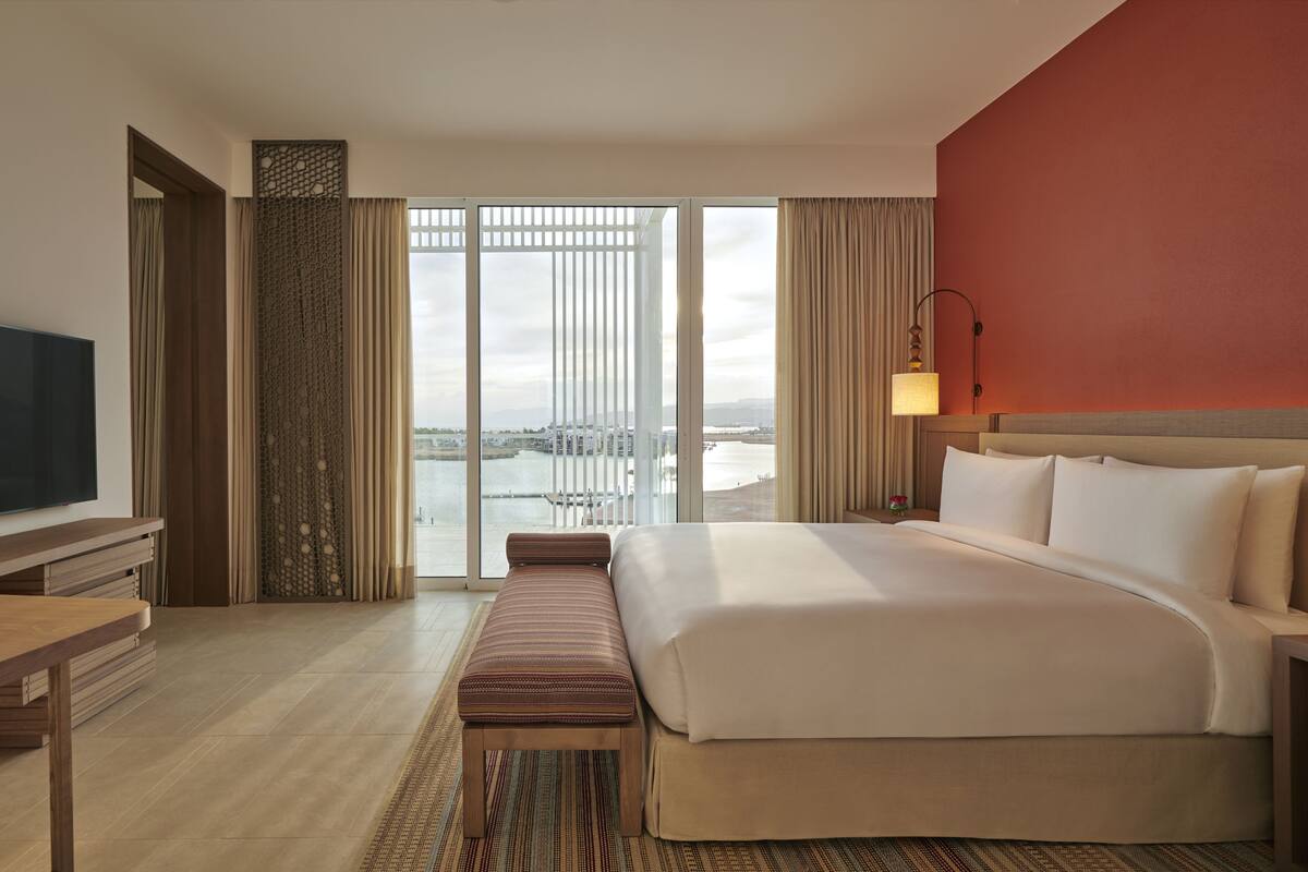 Regency, Suite, 1 King Bed | Minibar, in-room safe, desk, laptop workspace