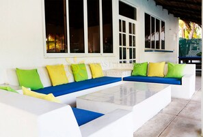 Design-Haus, Mehrere Betten, Nichtraucher (Casa Pelicanos 3) | Wohnzimmer | Flachbildfernseher