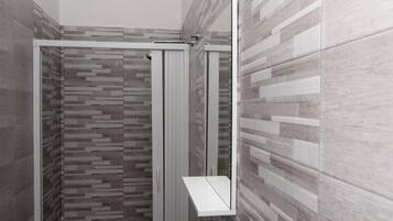 Doccia, set di cortesia gratuito, asciugacapelli, bidet