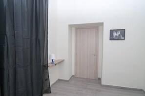 Premium bedding, minibar, desk, soundproofing - Flyresidence Garibaldi (Naples)