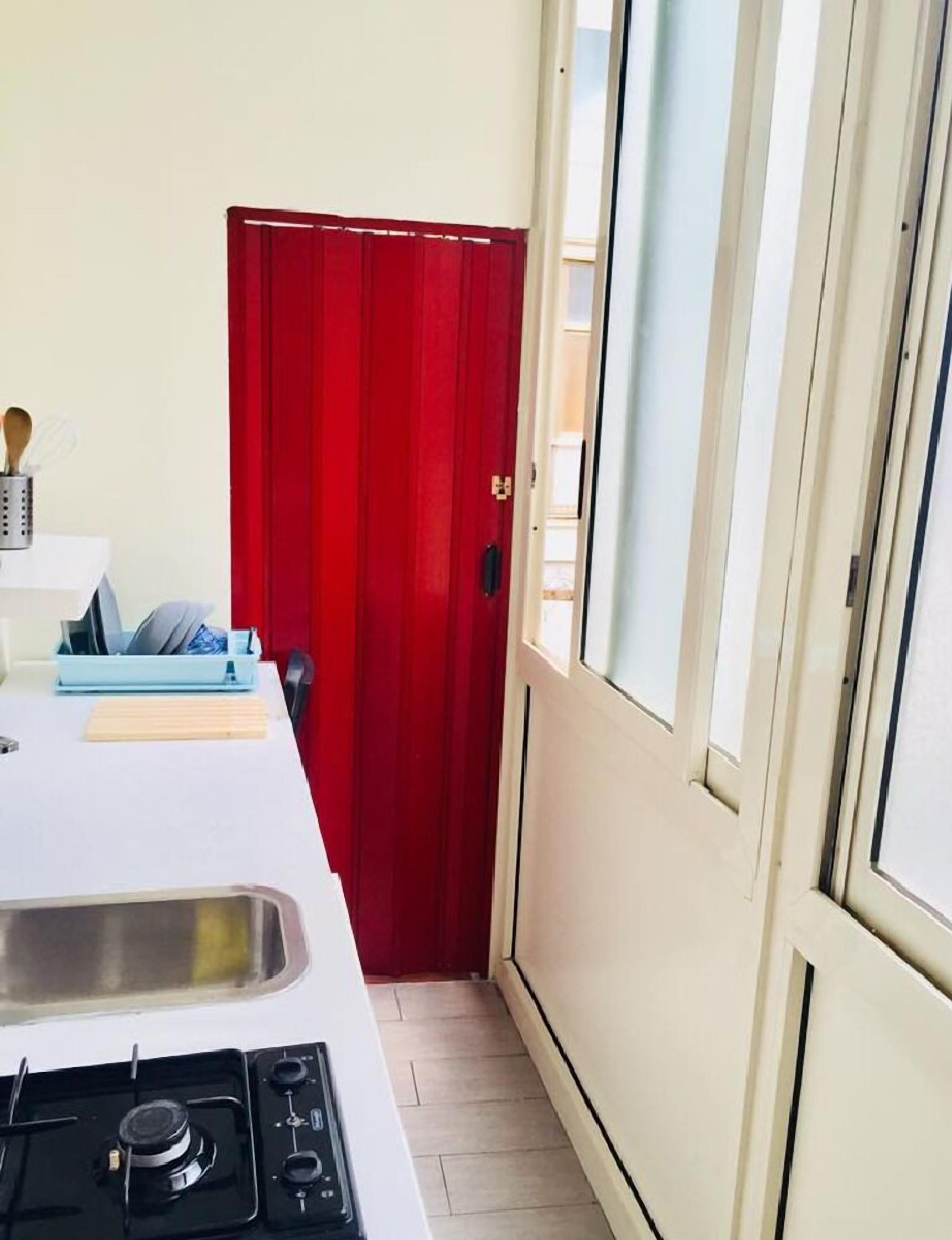 Kühlschrank, Herdplatte, Kochgeschirr/Geschirr/Besteck