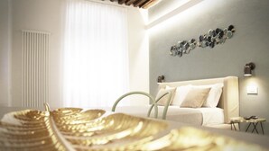 Een moderne slaapkamer met een bed, nachtkastje en een wandlamp.