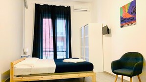 أغطية فراش متميزة وميني بار ومكتب وستائر تعتيم