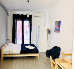 Hochwertige Bettwaren, Minibar, Schreibtisch, Verdunkelungsvorhänge