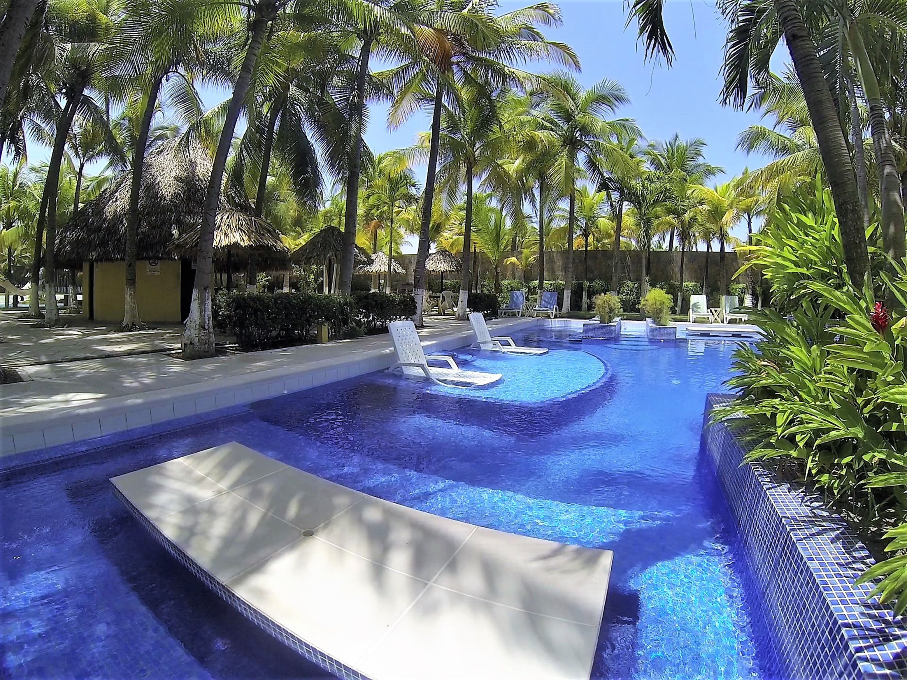 2 outdoor pools, pool loungers