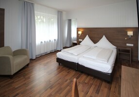 Quadruple Room, Ensuite | Desk, blackout drapes, free WiFi, bed sheets