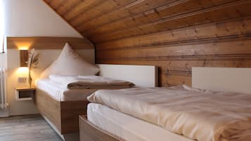 Chambre avec lits jumeaux, salle de bains attenante