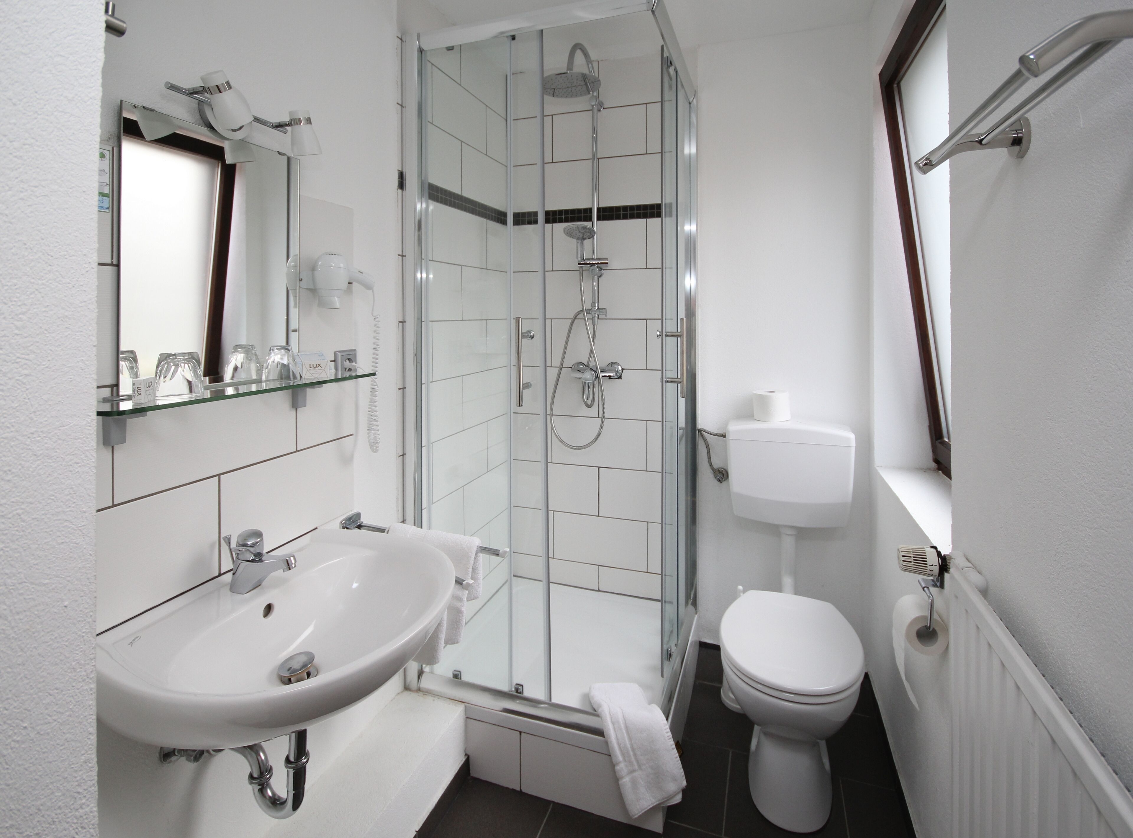 Doppelzimmer, mit Bad | Badezimmer | Dusche, Haartrockner, Handtücher