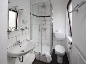 Kamar Double, ensuite | Kamar mandi | Shower, pengering rambut,  dan handuk