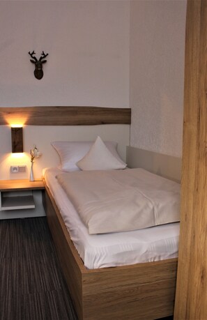 Desk, blackout curtains, free WiFi, bed sheets - Hotel Berghof Wasserkuppe und Gästehaus Fuldaquelle (Gersfeld)