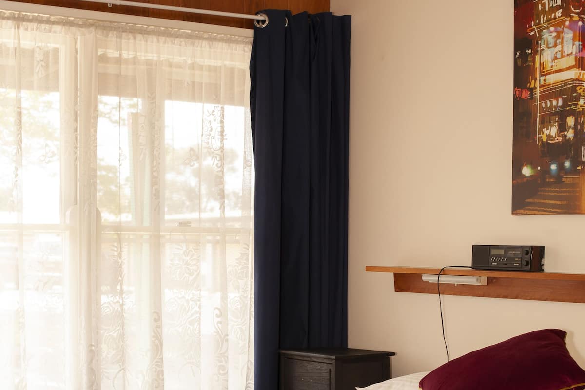 Habitación superior, 1 cama de matrimonio grande | Ropa de cama de alta calidad, escritorio, cortinas opacas y wifi gratis