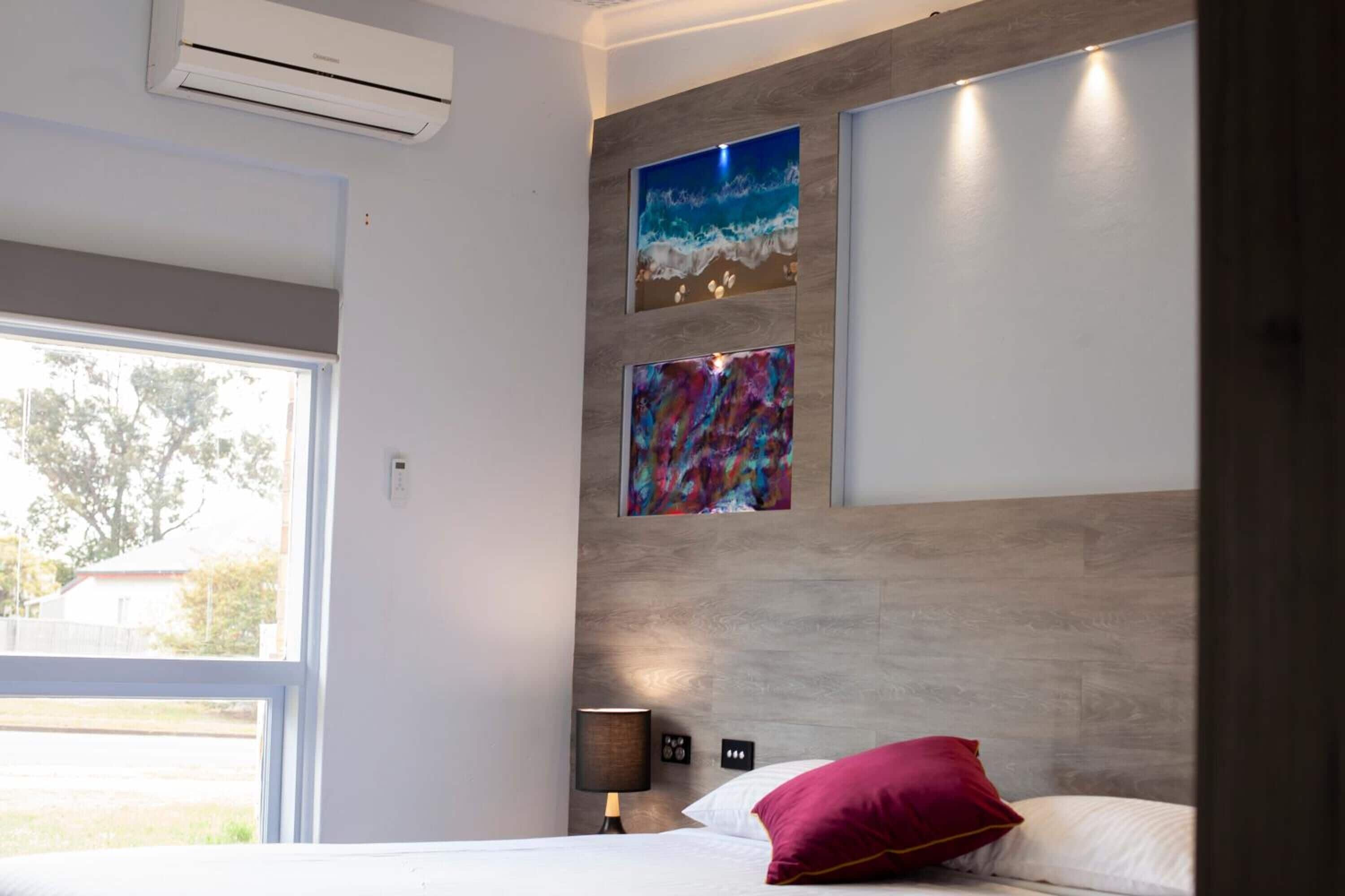 高档床上用品、办公桌、遮光窗帘、免费 WiFi