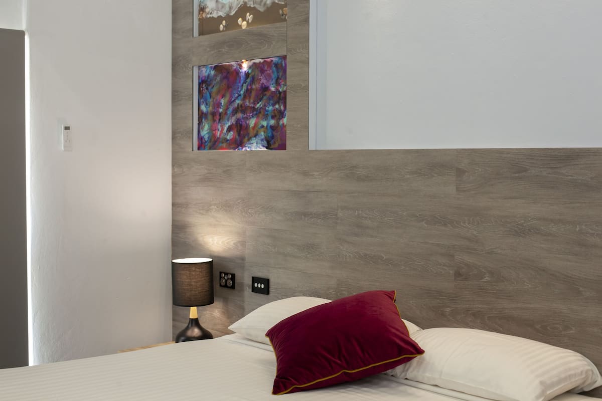 Ropa de cama de alta calidad, escritorio, cortinas opacas y wifi gratis