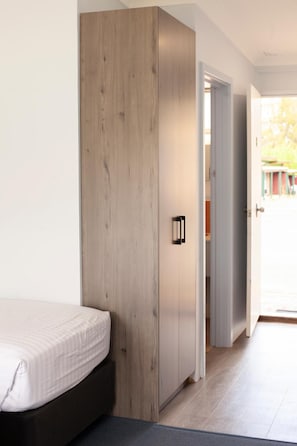 Premium bedding, desk, blackout curtains, free WiFi
