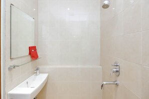 Family Room | Bathroom | Shower, free toiletries, towels - RedDoorz Syariah Plus @ Jatibening (Bekasi)