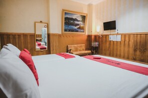 Desk, free WiFi - RedDoorz near Kartini Mall Lampung (Bandar Lampung)