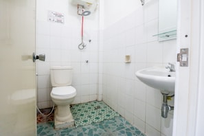 Doppelzimmer | Badezimmer | Dusche, kostenlose Toilettenartikel, Handtücher