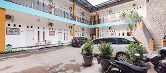 RedDoorz Near Kejaksan Station Cirebon