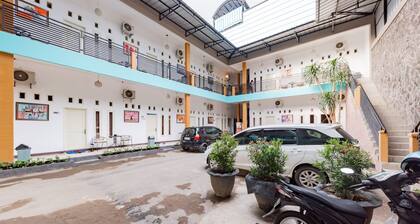 RedDoorz Near Kejaksan Station Cirebon