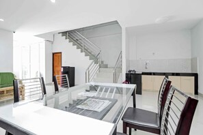 Lobby sitting area - RedDoorz near Siloam Hospital Palembang (Palembang)
