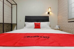 Desk, free WiFi - RedDoorz Plus near Lippo Cikarang Mall (Cikarang)