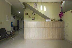 Reception - RedDoorz Plus near Lippo Cikarang Mall (Cikarang)