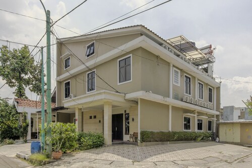 RedDoorz Plus near Lippo Cikarang Mall