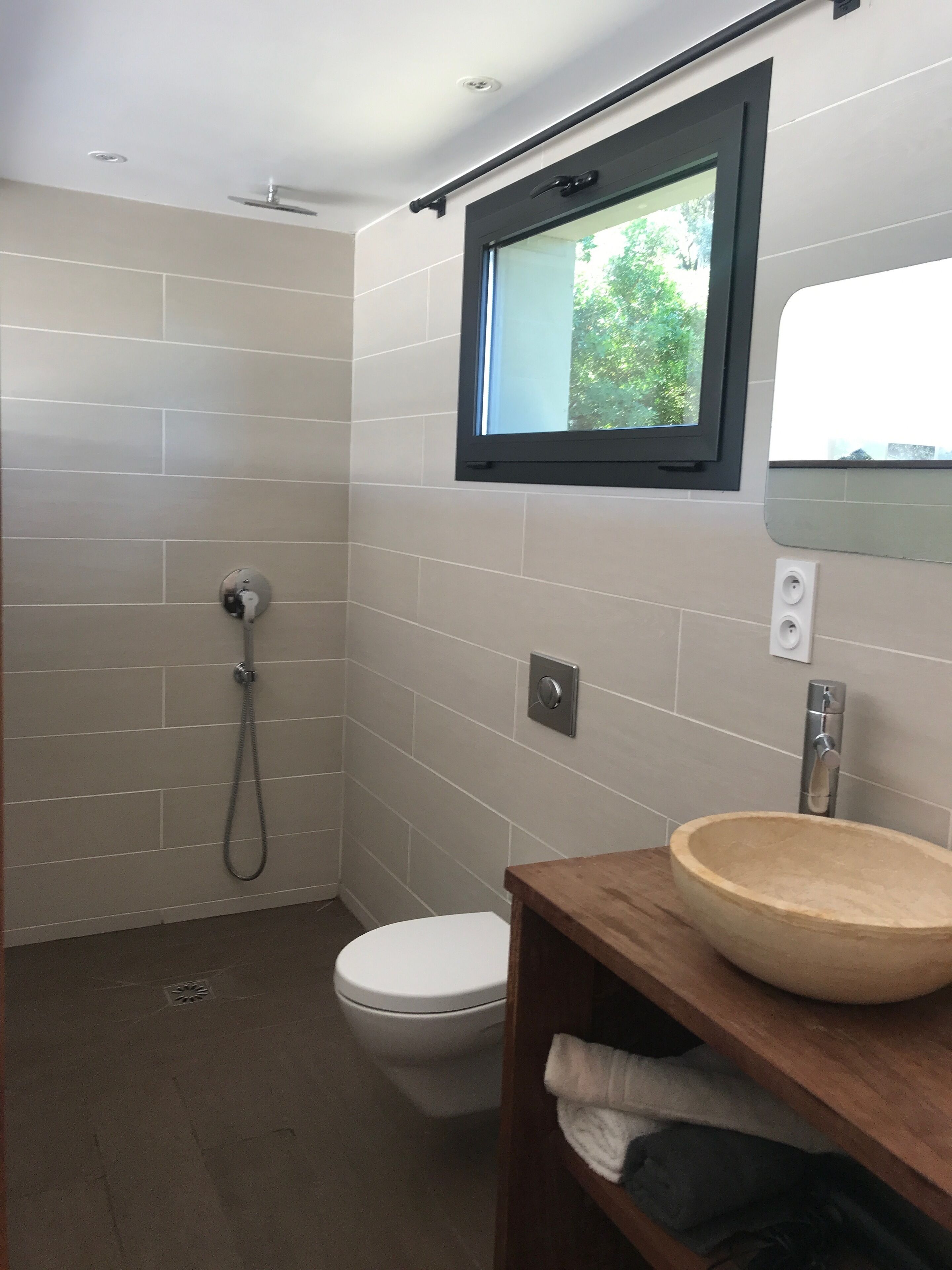 Douche, sèche-cheveux, serviettes fournies, papier toilette