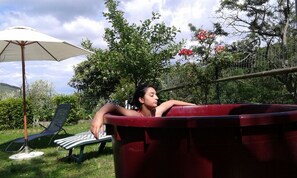 Outdoor spa tub