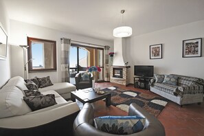 Flat-screen TV, fireplace, stereo - Bellavista Grande, Menaggio, Italy (Menaggio)