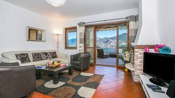 Télévision à écran plat, cheminée, chaßne hi-fi