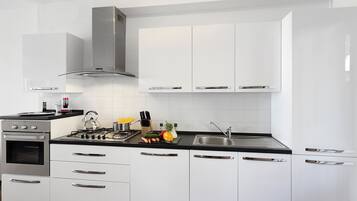 Frigorifero, forno, piano cottura, lavastoviglie