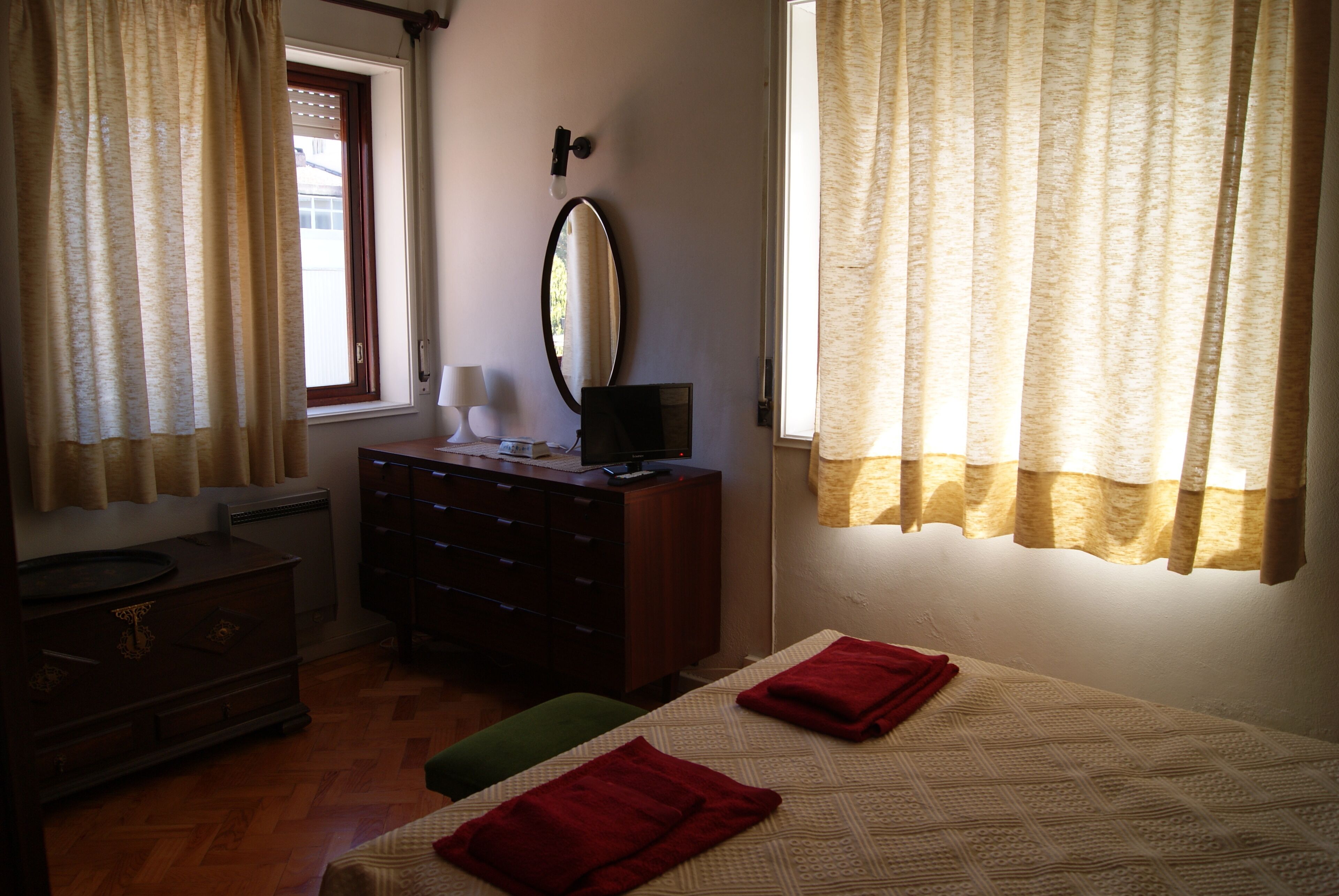 4 sovrum, värdeförvaringsskåp på rummet och skrivbord