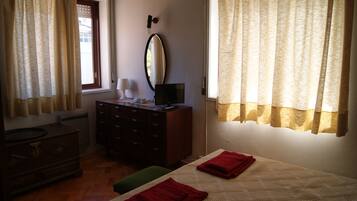 4 sovrum, värdeförvaringsskåp på rummet och skrivbord