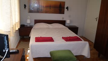 4 bedrooms, in-room safe, desk, iron/ironing board