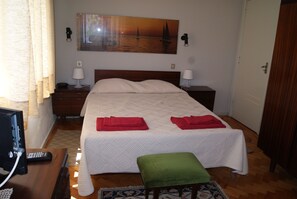 4 dormitorios, caja fuerte, escritorio y tabla de planchar con plancha