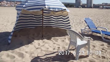 PĂ„ stranden, solstolar och strandhanddukar