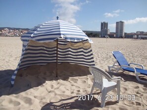 Sulla spiaggia, lettini da mare, teli da spiaggia