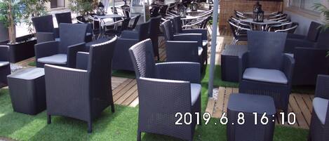 تناول الطعام بالخارج