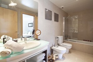 Bathtub, hair dryer, bidet, towels