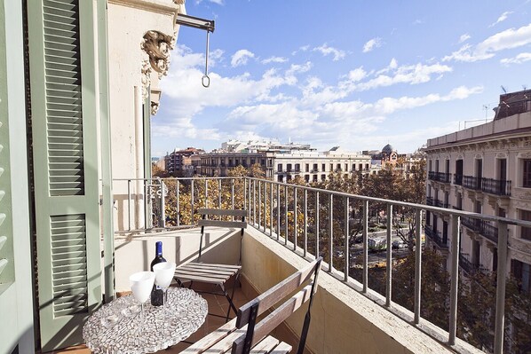 Outdoor dining - Three bedroom apartment with balcony in Ali Bei - You Stylish (Barcelona)