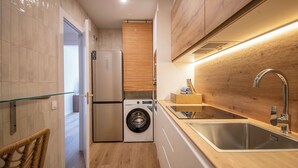 Fridge, microwave, oven, stovetop - Three bedroom apartment with balcony in Ali Bei - You Stylish (Barcelona)