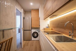 Kühlschrank, Mikrowelle, Ofen, Herdplatte