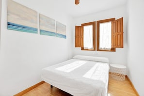 4 bedrooms, iron/ironing board, travel cot, WiFi