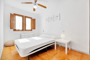 4 chambres, fer et planche à repasser, lit de bébé portatif, Wi-Fi
