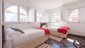 6 slaapkamers, een strijkplank/strijkijzer, wifi, beddengoed