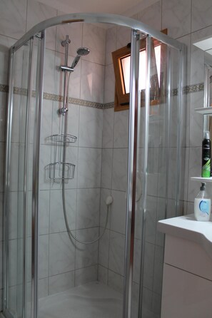 Douche, séchoir à cheveux, serviettes fournies, savon