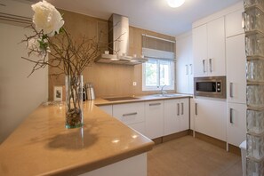 Een koelkast, een microgolfoven, een oven, een kookplaat