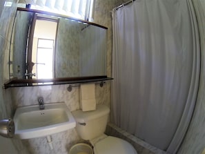 Chambre, Plusieurs lits, non-fumeur | Salle de bain | Douche